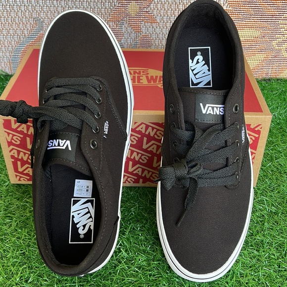 Vans WMNS Atwood
(Canvas) Black/White
VN000TUY187
Sneakers - Picture 13 of 16